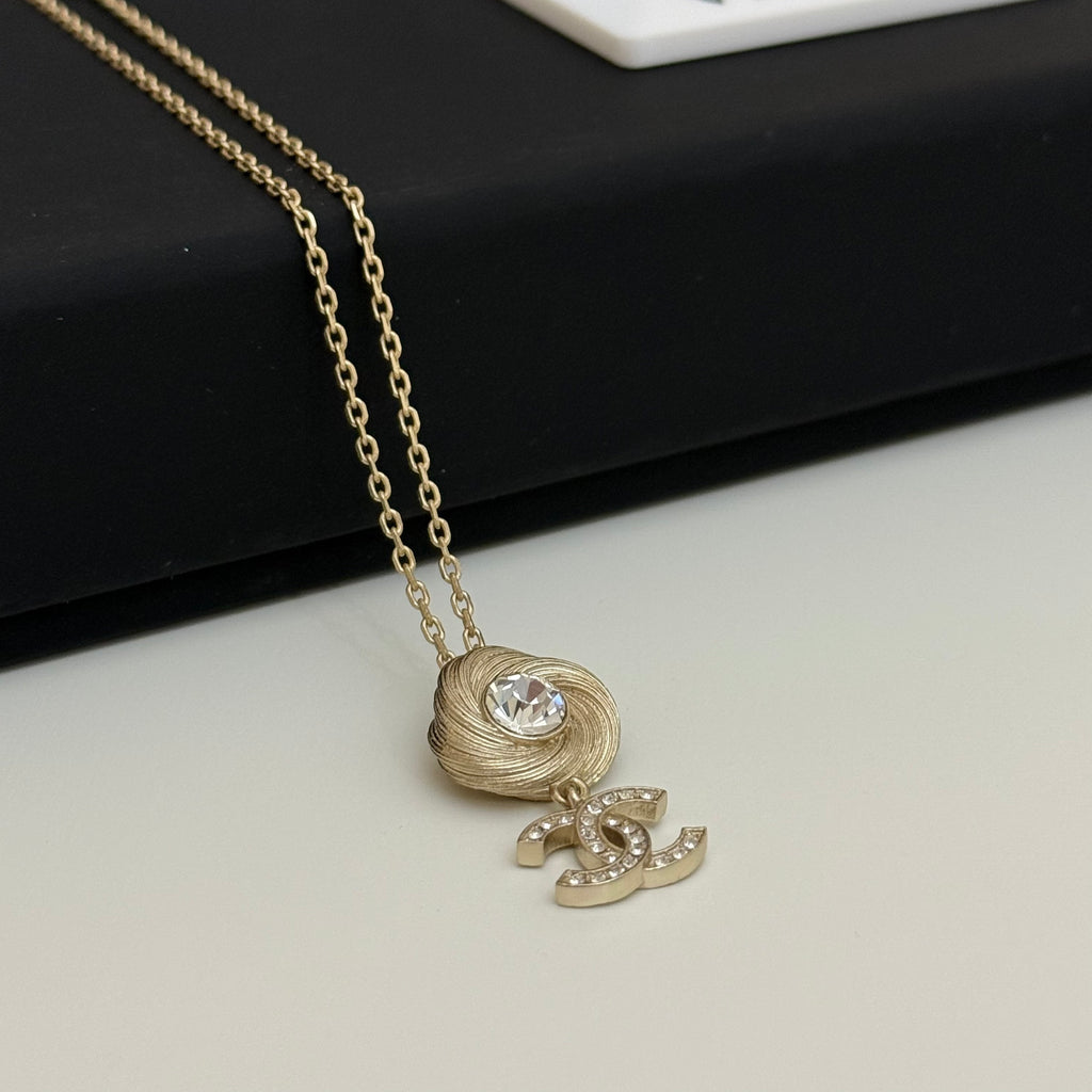 طقم شانيل (Chanel) - قلادة وأقراط بتصميم زهرة الكاميليا