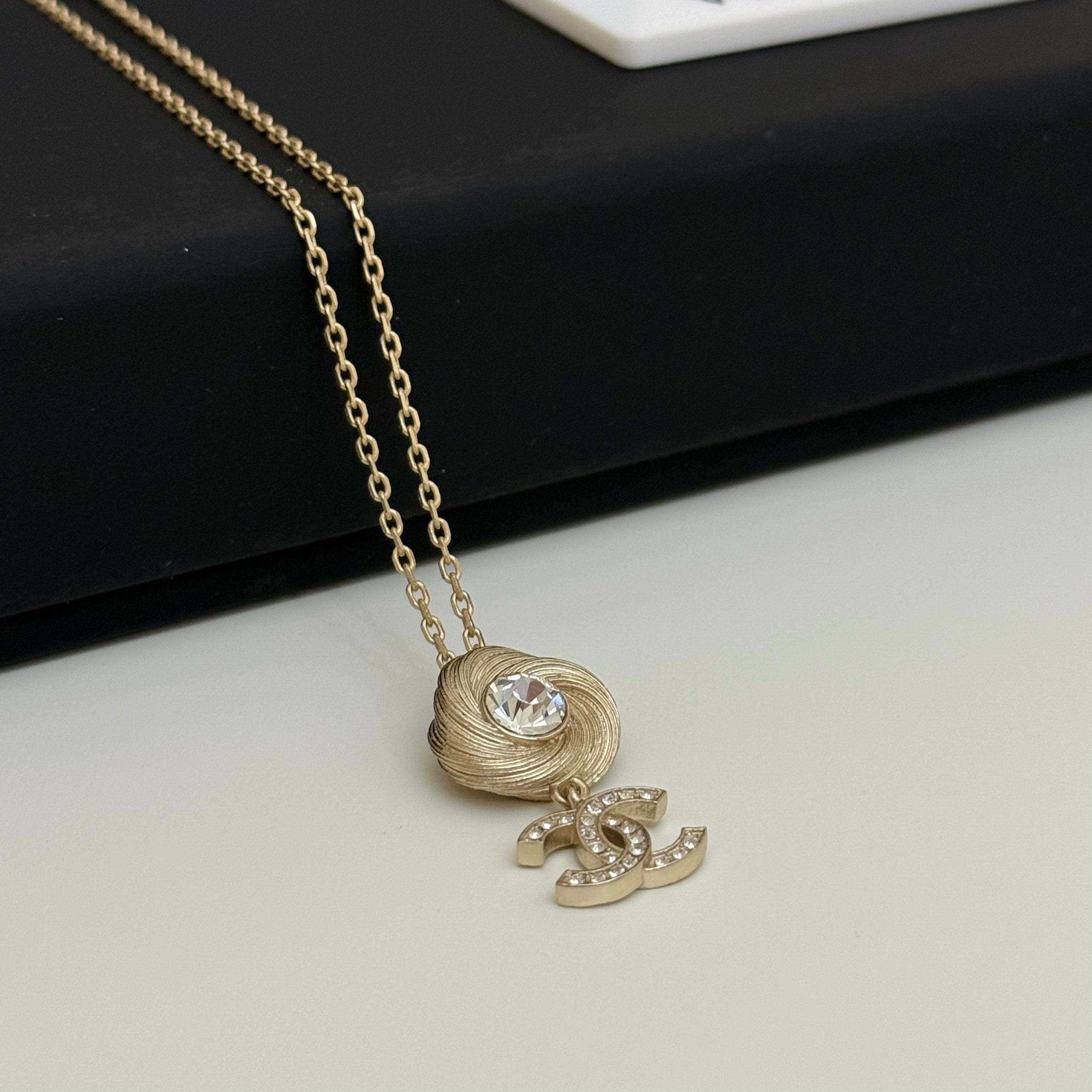 طقم شانيل (Chanel) - قلادة وأقراط بتصميم زهرة الكاميليا