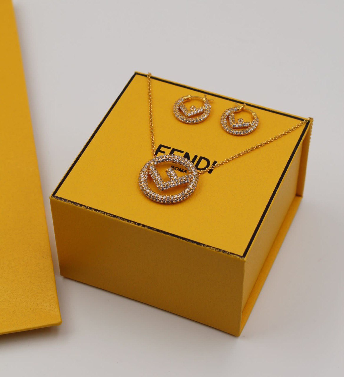 قلادة وحلق Fendi