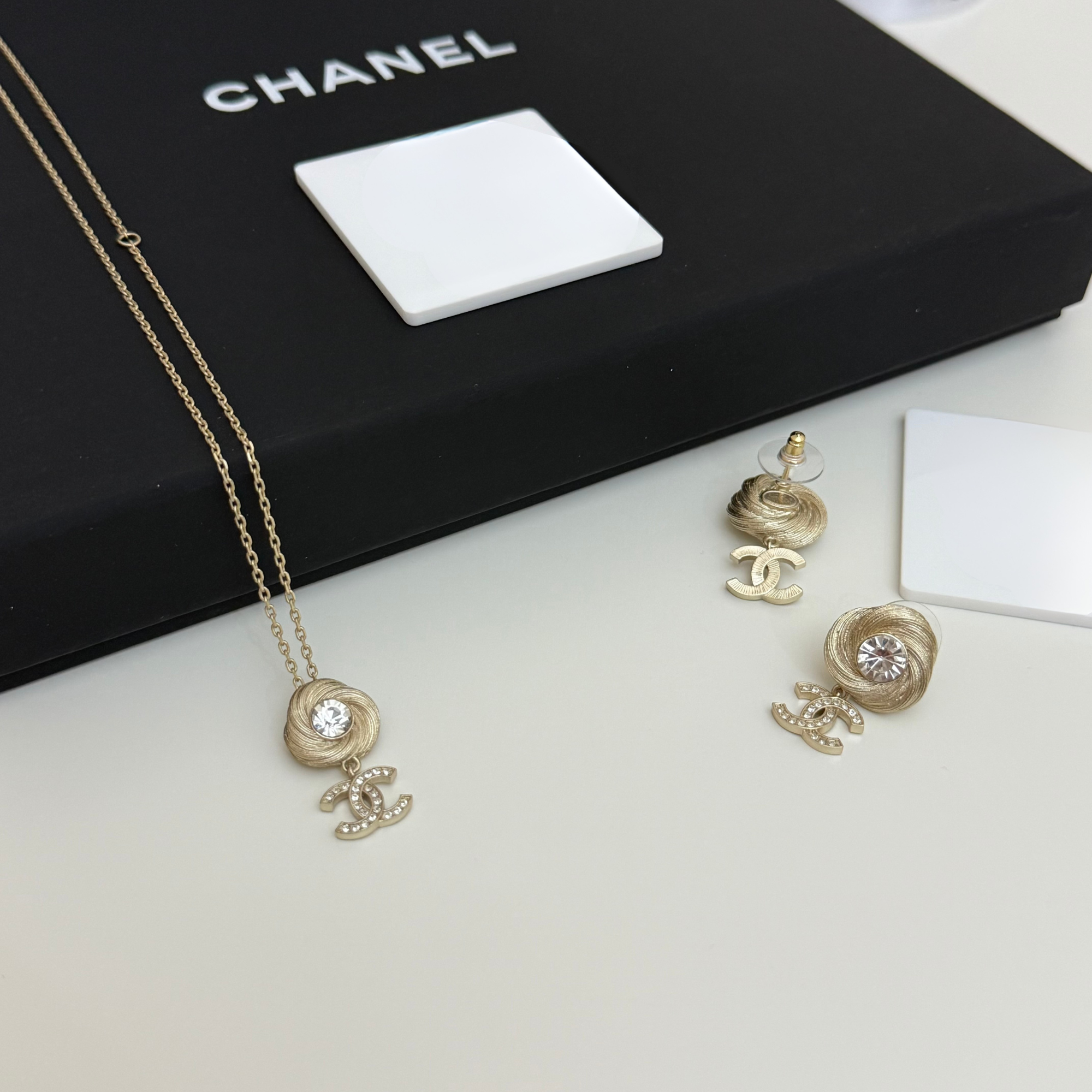 طقم شانيل (Chanel) - قلادة وأقراط بتصميم زهرة الكاميليا