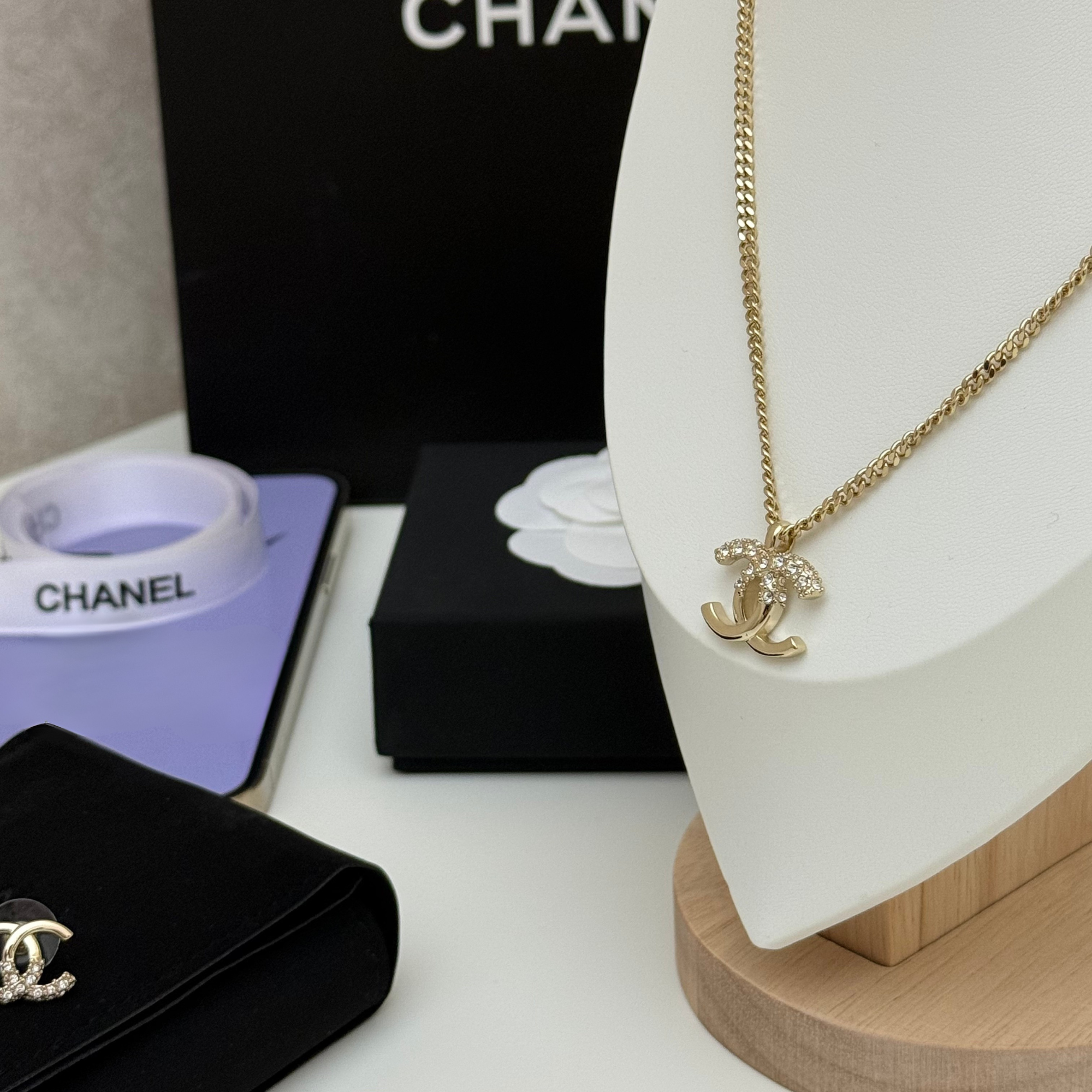 Necklace and earrings with diamonds