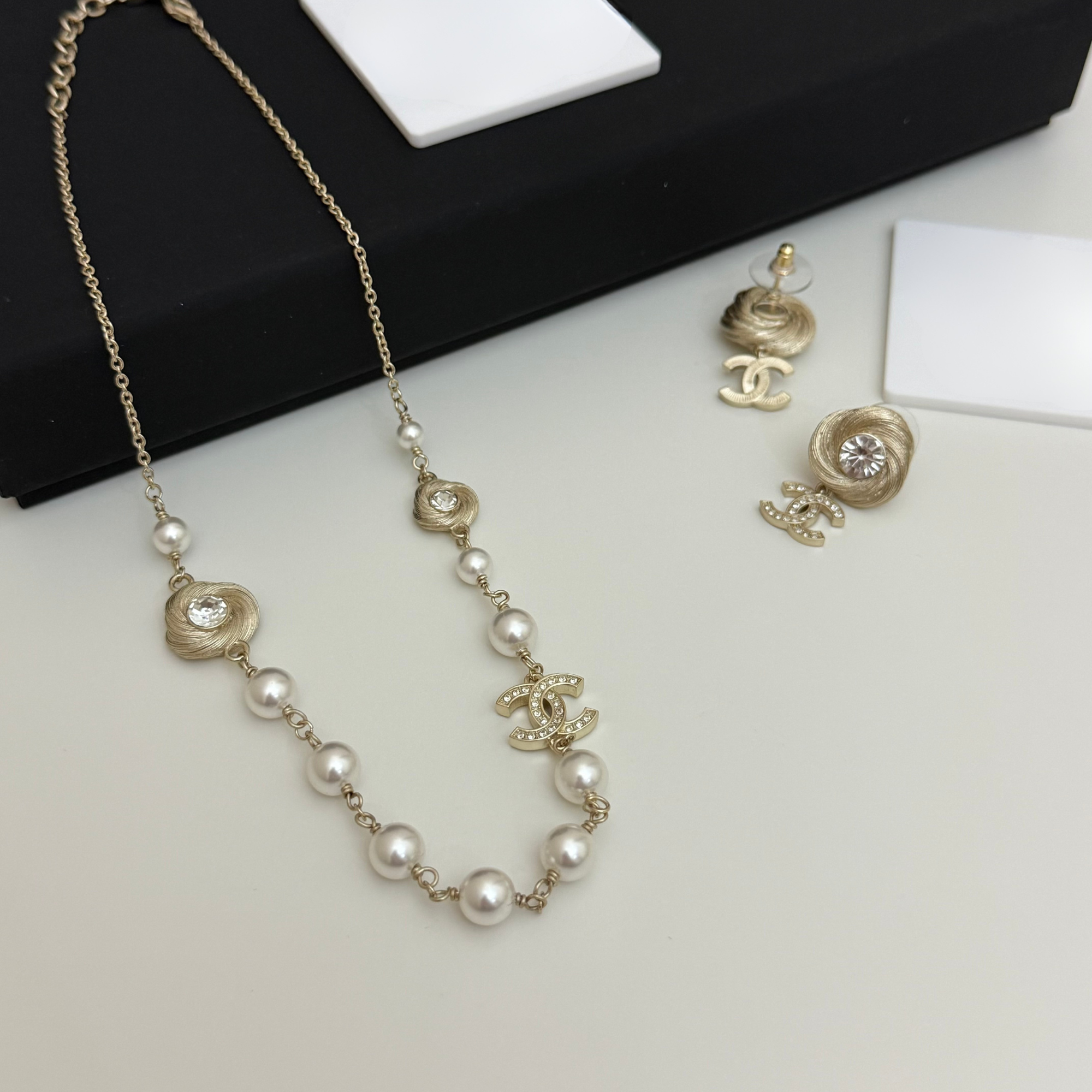 طقم شانيل (Chanel) الفاخر - قلادة وأقراط زهرة الكاميليا مع شعار CC المرصع